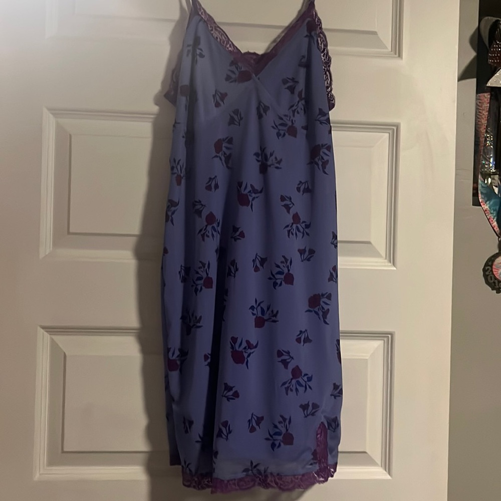 Flower lace dress with small slit,